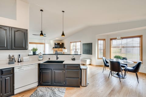 Luxury 'Prairie Retreat': 5 Min from Madison! Apartment in Wisconsin