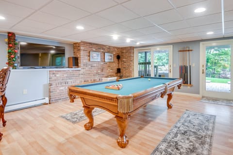 Milton Hidden Gem w/ Pool, Hot Tub & Fireplace! House in Acton
