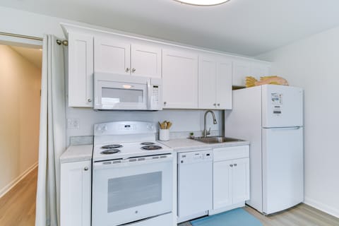 Swim, Tour & Explore! Gulf Shores Condo w/ Balcony Apartment in Alabama