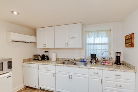 Old Hickory Hideout: Charming Apt w/ Deck! Apartment in Old Hickory