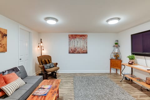 Old Hickory Hideout: Charming Apt w/ Deck! Apartment in Old Hickory