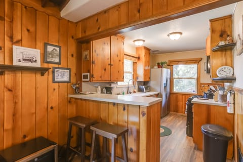 Crestline Cabin: Close to Lake Arrowhead & Skiing House in Crestline