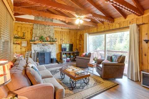 Crestline Cabin: Close to Lake Arrowhead & Skiing House in Crestline