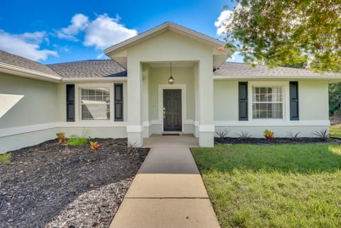 Palm Coast Home w/ Heated Pool: 3 Mi to Beach! House in Palm Coast