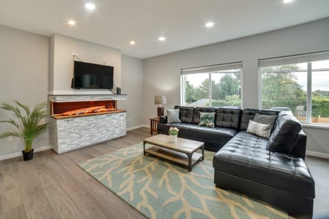 Luxe & Modern Seattle Escape! 9 Mi to Dtwn House in Burien