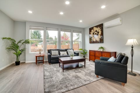 Luxe & Modern Seattle Escape! 9 Mi to Dtwn House in Burien