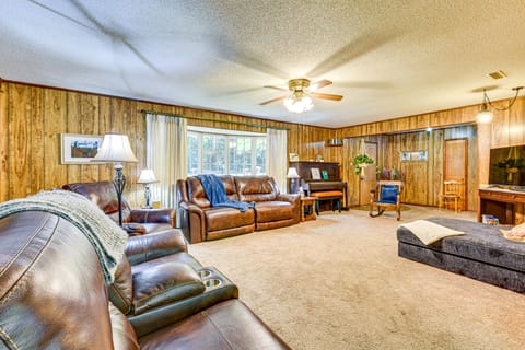 Vintage Chipley Getaway on Large Private Property House in Alabama