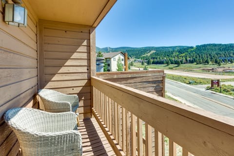 Angel Fire Condo w/ Balcony & Mountain Views! Apartment in Angel Fire