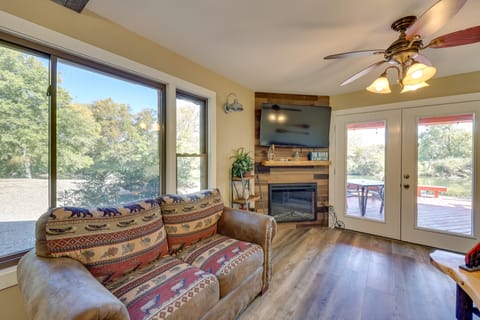 Riverfront Arkansas Abode - Furnished Deck & Grill House in Arkansas