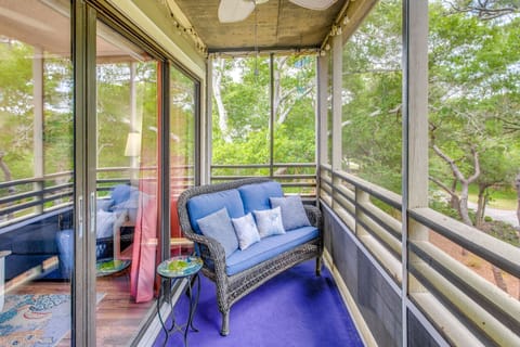 Walk to Beach & Barefoot Landing: Resort Condo! Apartment in Briarcliffe Acres