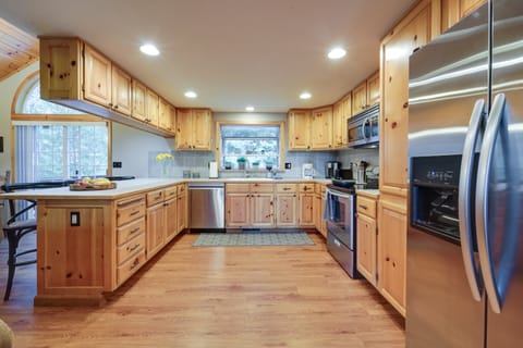 4 Mi to Downhill Ski Resort! Spacious Family Haven House in Truckee