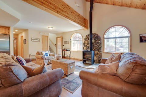 4 Mi to Downhill Ski Resort! Spacious Family Haven House in Truckee