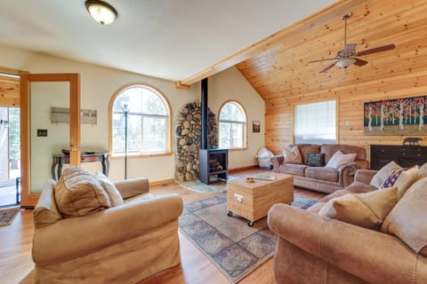4 Mi to Downhill Ski Resort! Spacious Family Haven House in Truckee