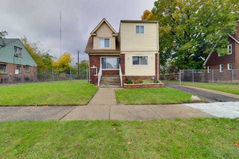 Minutes to Attractions: WFH Friendly Detroit Home House in Detroit