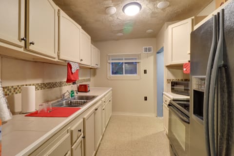 Minutes to Attractions: WFH Friendly Detroit Home House in Detroit