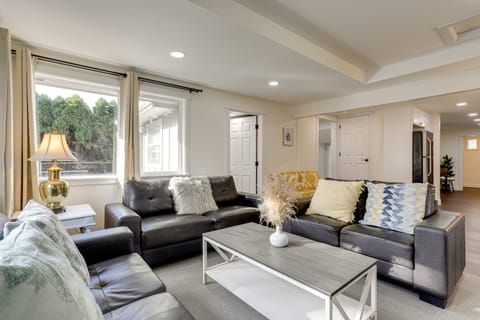 Deck, Yard & Game Room: Fun-Filled Redmond Home House in Redmond