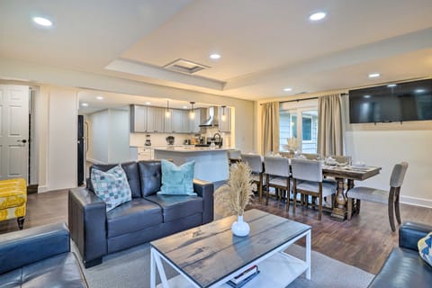 Deck, Yard & Game Room: Fun-Filled Redmond Home House in Redmond