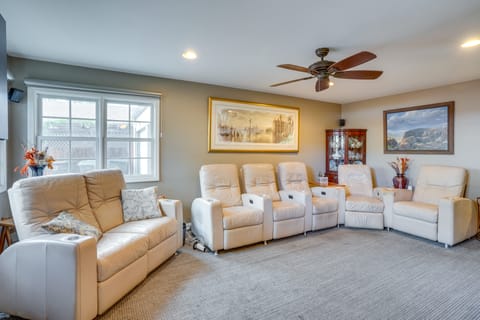 Costa Mesa Rental w/ Private Hot Tub & Fire Pit! Apartment in Costa Mesa