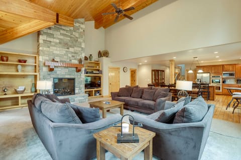 Indoor Entertainment: Forested Sunriver Retreat! House in Sunriver