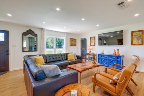 BBQ Ready + Fire Pit: Chic Johnson City Home House in Johnson City