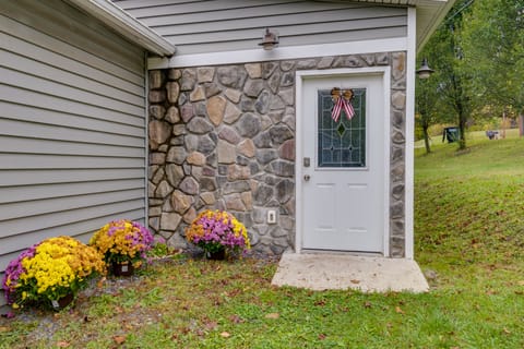 Walk to Lake! Pet-Friendly Cottage in Honeoye Cottage in Finger Lakes