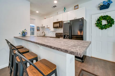 Pet-Friendly Getaway w/ Projector in Lake Dallas! Cottage in Lake Dallas