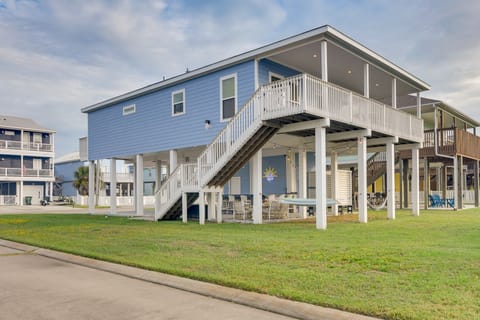 Relax Poolside, Walk to Sand! Galveston Family Gem House in Galveston Island