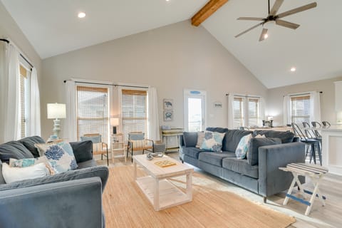 Relax Poolside, Walk to Sand! Galveston Family Gem House in Galveston Island