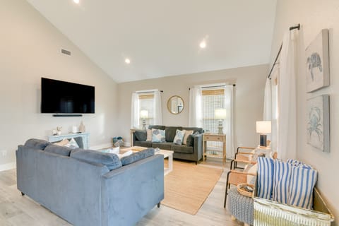 Relax Poolside, Walk to Sand! Galveston Family Gem House in Galveston Island