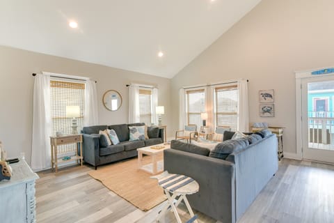 Relax Poolside, Walk to Sand! Galveston Family Gem House in Galveston Island