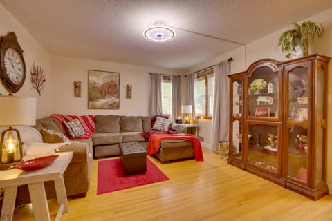 Harmony Home w/ Fire Pit: 5 Mi to Niagara Cave! House in Wisconsin