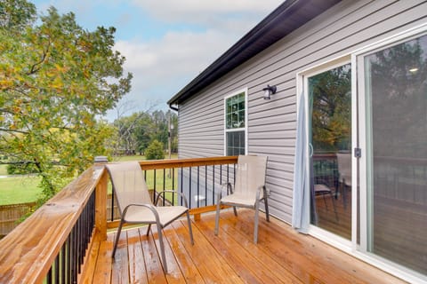 Arkansas Guest Suite w/ Deck: Near Fayetteville! Apartment in Fayetteville