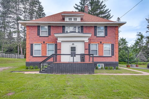 Spacious Home in Ramsay: 9 Smart TVs + Pool Table! House in Wisconsin