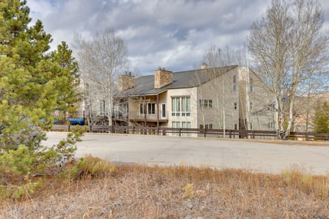 1/2 Mi to Granby Ranch: Townhome w/ Fireplace! Apartment in Granby