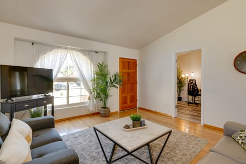 Relax Poolside! Modern Snowbird Haven in Chandler House in Gilbert