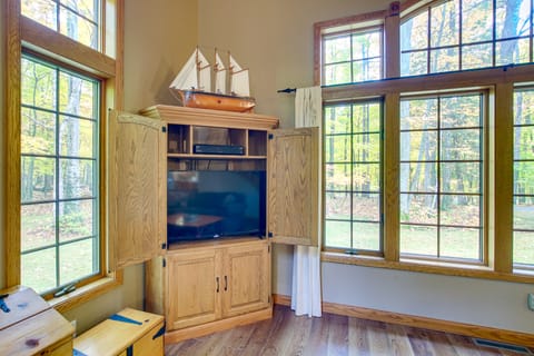 Family-Friendly Home in Sturgeon Bay w/ Backyard House in Door County