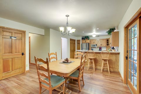 Family-Friendly Home in Sturgeon Bay w/ Backyard House in Door County
