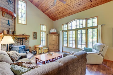 Family-Friendly Home in Sturgeon Bay w/ Backyard House in Door County