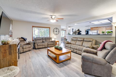 Private Boat Dock: Family-Friendly Grove Getaway House in Grove