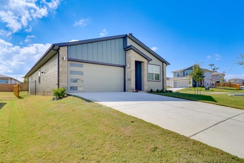 10 Mi to Dtwn: Bright Austin Gem w/ Pool Access House in Austin