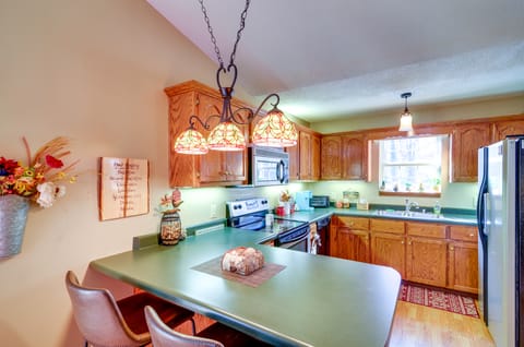 Burnside Resort Cabin w/ Hot Tub & Outdoor Spots! House in Lake Cumberland