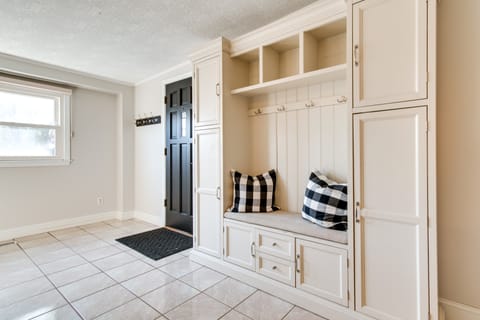 Updated Robinson Vacation Rental w/ Fireplace! Apartment in Indiana