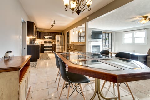 Updated Robinson Vacation Rental w/ Fireplace! Apartment in Indiana