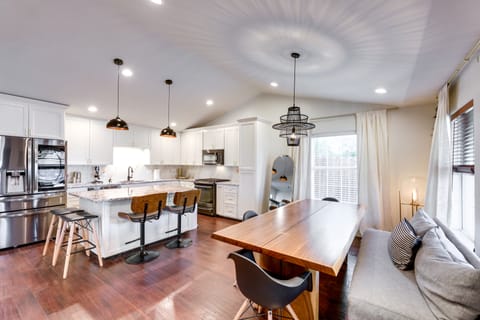 5 Mi to Dtwn Austin: Vibrant Home w/ Patio House in Montopolis