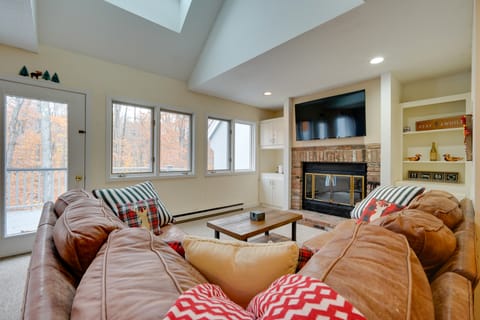 Sunny Stratton Townhome ~ 1 Mi to Skiing! Apartment in Vermont