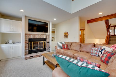 Sunny Stratton Townhome ~ 1 Mi to Skiing! Apartment in Vermont