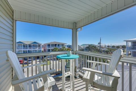 Townhome w/ 2 Decks: Walk to Ocean! Apartment in Kure Beach