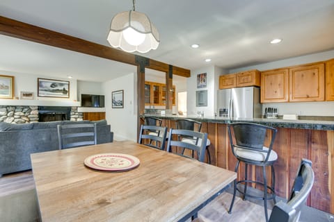 Ketchum Condo w/ Deck < 1 Mi to Sun Valley Resort! Apartment in Ketchum