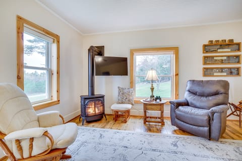 Lovely Rural Hixton Farmhouse w/ Porch & Fire Pit! House in Wisconsin