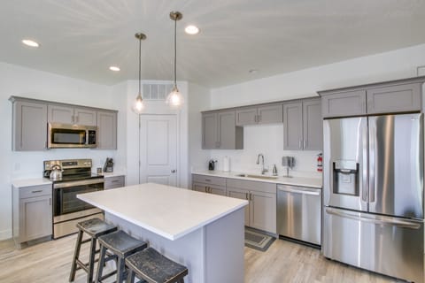 Garden City Townhome w/ Fireplace Near Bear Lake! Apartment in Garden City